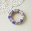 Détail d'un chouchou en tissu à carreaux violet et beige avec texture tissée sur dentelle - Chouchou Large Violet Et Jaune