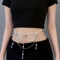 Detailansicht der mehrlagigen silbernen Taillenkette mit eleganten Perlen und Kristallen - Perlenquasten-Anhängerstil / Silber