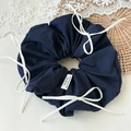 Donkerblauwe stoffen scrunchie met witte kanten strikjes en handgemaakt hartlabel - Marineblauwe Strik Scrunchie