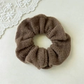 Détail du chouchou en maille peluche marron foncé avec une texture en mohair - Café Uni