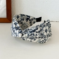 Diadema anudada crema con patrones de tela de paisley y lunares azul - Esponja Ancha Paisley Blanco