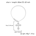 Dettaglio della catena di perle da 60 cm e del grande pendente a croce traforata - Bianco K/Argento