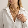 Schicke mehrlagige Goldperlenkette mit unregelmäßigem hohlem Herzanhänger an einem Model - Gold-Stil