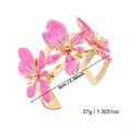 Dettaglio del bracciale a polsino con fiori in smalto dorato da 6 cm e petali rosa - Rosa