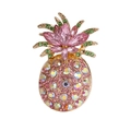 Dettaglio ravvicinato di una spilla a forma di ananas dorata con cristalli rosa e verdi - Spilla Ananas Rosa