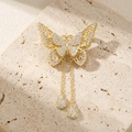 Spilla a farfalla dorata con filigrana, zirconi bianchi e eleganti nappe a frangia - Oro (XK26Y0019-1)