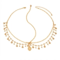 Detail von böhmischem Kopfschmuck mit goldenen Ketten, Muscheln, Kristallen und Münze - Muschel-Quasten / Gold