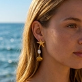 Pendientes de estrella de mar y concha dorados con perlas sobre fondo de mar azul - Estilo Triple Capa Estrella de Mar Perla Artificial Concha (ER26Y0028)