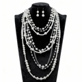 Ensemble élégant collier de perles multicouches et boucles d'oreilles sur mannequin - Style Long Multi-rangs / Argent