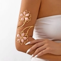 Détail d'un bracelet de bras lotus double en alliage doré avec pétales en émail rose - Style Spirale Fleur Rose à Cinq Pétales (BR25Y0374 Rose)
