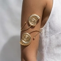 Bracciale da braccio dorato con conchiglia a spirale e trama martellata da spiaggia - Stile Conchiglia 01 / Oro
