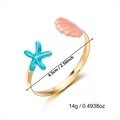 Détail d'un bracelet doré bohème avec une étoile de mer bleue et un coquillage rose - Bracelet Étoile de Mer Bleue Coquillage Rose (BR26Y0102)