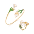 Detail eines Blumenschmuck-Sets mit weißer Calla-Lilie-Emaille und offenem Ring - Weiße Maiglöckchen (Gold)