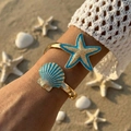 Adjustable gold-plated bangle with blue enamel starfish and shell on a beach - Blue Starfish Shell (BR26Y0028-3)