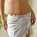 Chaîne de taille dorée avec pendentifs coquillage et étoile de mer portée par un mannequin - Style Éléments Marins Or
