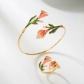 Conjunto de joyas de flores calas rosas con brazalete y anillo dorados ajustables esmaltados - Lirio del Valle (Rosa)