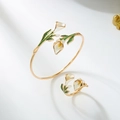 Conjunto de joyas doradas con brazalete y anillo abierto de flor de cala esmaltada blanca - Lirio del Valle (Blanco)