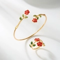Conjunto de joyas doradas con rosas de esmalte rojo y hojas verdes en anillo y pulsera abierta - Camelia (Rojo)