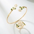 Conjunto de joyas doradas con rosas de esmalte blanco y hojas verdes florales - Camelia (Blanco)