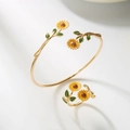Gouden zonnebloem sieradenset met emaille bloem open armband en bijpassende ring - Zonnebloem (Geel Bruin)