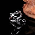 Vista macro dell'anello a tentacolo di polpo punk con trame di ventose in argento antico - Aperto Regolabile / Argento Antico