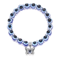 Makroansicht blauer Evil-Eye-Perlen mit silbernen Abstandsperlen und Schmetterlingsanhänger - Schmetterling