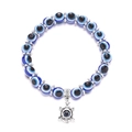 Detailaufnahme des Evil Eye Perlenarmbands mit silbernem Schildkrötenanhänger auf Weiß - Schildkröte