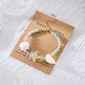 Perlenarmband im Meeresstil mit hellgrünem Seestern und weißem Muschelanhänger - Grüner Seestern (BR26Y0107-3)