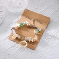 Verstellbares Armband mit Seestern, Muschel und Perlen auf einer braunen Displaykarte - Rote Stein Schale (BR26Y0108-3)