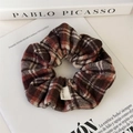 Detalle de coletero de cuadros vintage con una etiqueta de diseño hecho a mano - Cuadros Naranja y Café