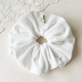 Détail du chouchou en velours blanc avec texture douce et une étiquette tissée design - Blanc