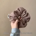 Grote bruine gebreide scrunchie haarelastiek met 16 cm diameter en zachte textuur - Color-block Donkerbruin