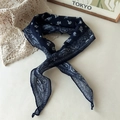 Dettaglio foulard in seta blu navy con motivi paisley e piccoli fiori bianchi classici - Blu Marino Classico