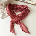 Dettaglio del foulard in seta rossa paisley con orlo delicato e motivi floreali - Sciarpa Rossa Vintage