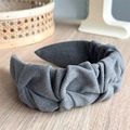 Vista detallada de la diadema plisada gris oscuro con textura de gamuza sintética premium - Gris