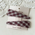 Detailweergave van twee BB-haarspelden bekleed met ruitjesstof op een displaykaart - Beige Rood Plaid