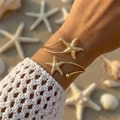 Bracelet manchette étoile de mer dorée ajustable avec un design minimaliste à double ligne - Décor d'Étoile de Mer à Double Boucle (BR26Y0109)