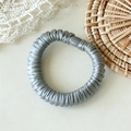 Coletero de satén gris plateado elegante con textura plisada y núcleo elástico suave - Gris Premium