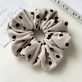 Dettaglio dello scrunchie in velluto beige a pois neri e trama in velluto a coste - Elastico a Pois Velluto Cachi