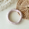 Chouchou satiné rose champagne élastique avec texture soyeuse et fermoir lisse - Rose