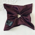 Elegante coletero de satén burdeos con etiqueta hecha a mano y textura plisada - Rojo Púrpura