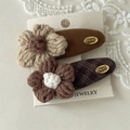 Dettaglio di fermagli per capelli fiori all'uncinetto con tag d'oro su cartoncino - Stile Fiore In Maglia Etichetta Oro