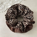 Vista dettagliata dello scrunchie in tessuto leopardato con design a strati - Vita Sottile Leopardata