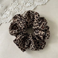 Dettaglio dell'elastico per capelli vintage leopardato con morbida trama in raso lucido - Anello Singolo Leopardato