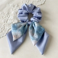 Detailaufnahme von hellblauem Seiden-Scrunchie mit elegantem Ölgemälde-Schleifenband - Ölgemälde Blau Band Haargummi