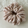 Dettaglio dell'elastico per capelli in maglia a righe con morbida trama beige - Cachi