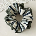 Detail van een vintage gebreide scrunchie in donkergroen en beige met strepen - Groen (16cm)