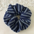 Elastico scrunchie a righe in maglia blu e grigio per acconciature autunnali - Blu navy