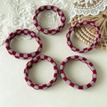Set van 5 dikke elastische haarelastiekjes met rood en grijs ruitjespatroon - Schaakbord (Raster Stijl) / Geruit Stijl