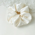 Elegante elastico in raso bianco crema con ricamo a rosa e lucentezza setosa - Bianco Latte Camelia